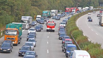Conductor, RT ¡esto es importante!
¿#SabíasQue un simple gesto puede salvar vidas?

Cuando te encuentre en un atasco producido como consecuencia de un accidente deja siempre el carril central libre para que puedan acceder los vehículos de emergencias. ¿Fácil verdad?