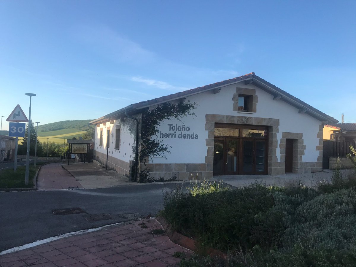 AcoaAke's tweet photo. #Peñacerrada contará partir de junio con un nuevo comercio de producto local #Toloño Herri Denda

🏠 Local multiservicios

ℹ️ Centro Interpretación Turismo
🅿️ Autocaravanas
♻️ Compostaje comunitario
🚾Públicos

#PlanForal @Araba #MendialdeaBiziberrizten #Leader

@MontanAlavesa https://t.co/PGBhxJ533H