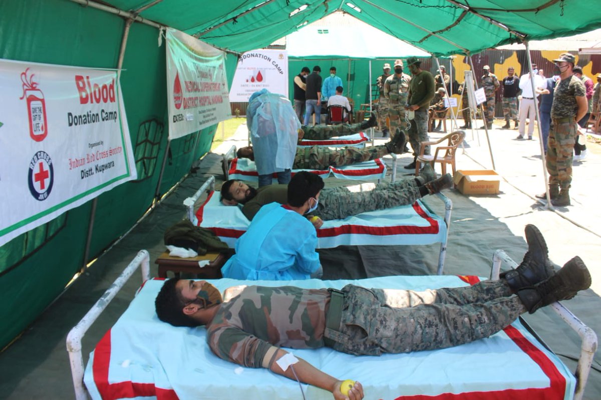 NorthernComd_IA's tweet photo. #UnitedAgainstCorona
#IndianArmy shoulder the emergent requirement of Blood units as requested by District Hospital, #Handwara. The drive was conducted keeping in mind #COVID19 protocol and social distancing norms. https://t.co/feKsttlqER