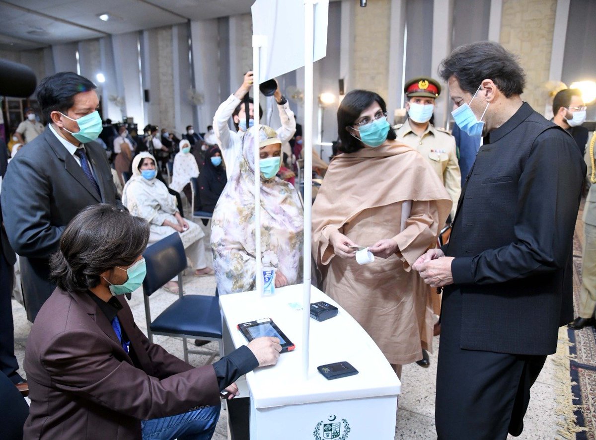 Nawaiwaqt_'s tweet photo. وزیراعظم عمران خان نےآج احساس کفالت کی ایک پےمنٹ سائٹ کادورہ کیا۔اوراحساس بچت بینک کاافتتاح کیا۔ احساس کے اس منصوبےسےمستفید ہونے والےعوام سےگفتگو بھی کی
#احساس_بچت_اکاؤنٹ
#Islamabad #EhsaasSavingWallets @Ehsaas_Pk @SaniaNishtar  @ImranKhanPTI  @GovtofPakistan @PTIofficial @PakPMO https://t.co/BfICrOxvVC
