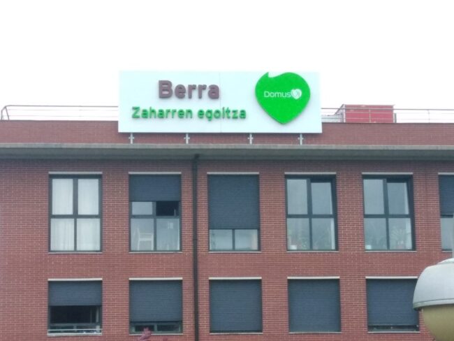 DomusViren egoitza batean bizi zen 84 urteko egoiliarra artatu ez izana salatu dute senideek

argia.eus/albistea/domus…