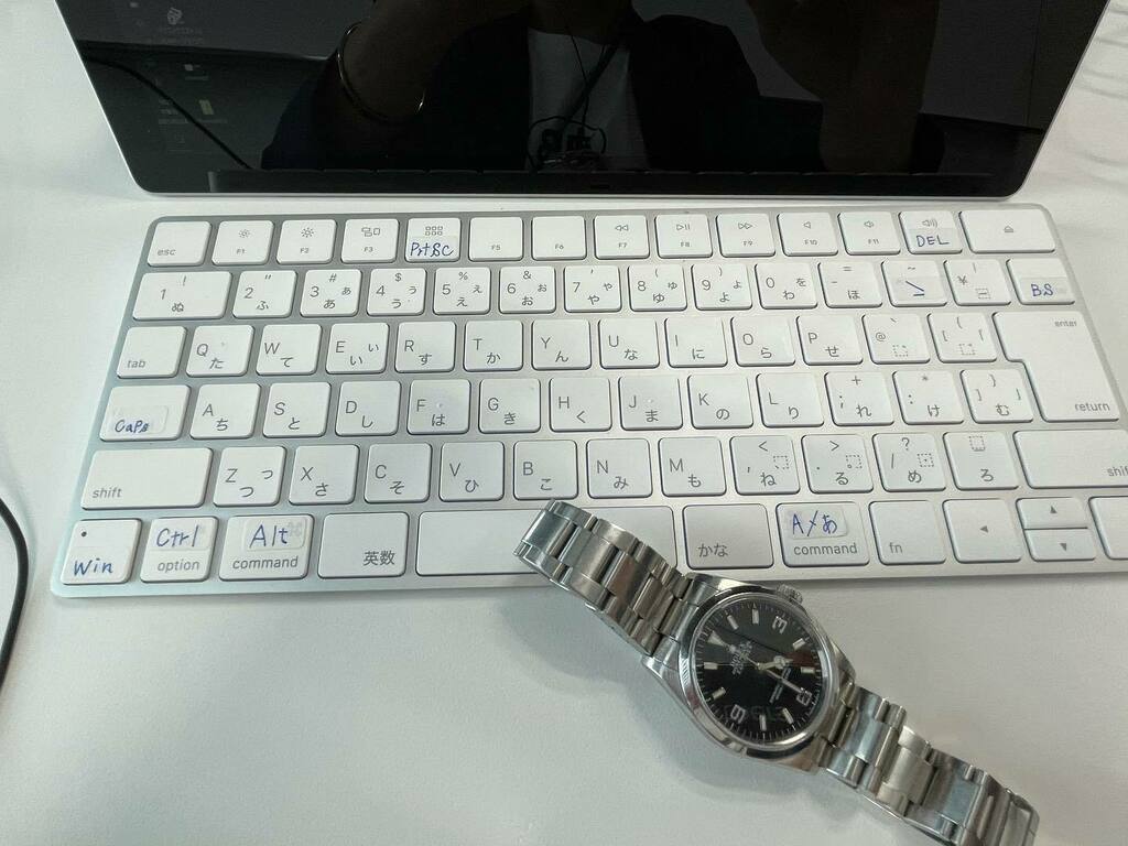 MaaaaaBiz's tweet photo. このappleのキーボード⌨️、打鍵感が最高。わざわざwindowsで使ってます。しかもsurfaceで。さらにキー配列も変えて、シールも貼って
#magickeyboard
#surface
#腕時計魂
#Rolex #rolexexplore1 #rolexexplore
#ロレックス
#エクスプローラー1
#エクワン
#explore1
#114270 https://t.co/HNRacNTEjA