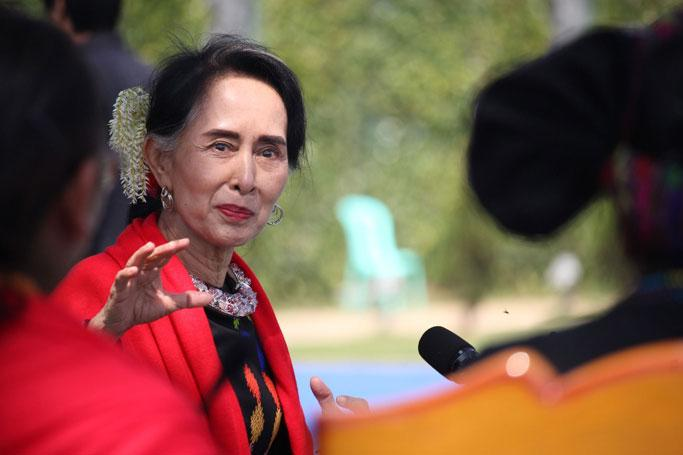 MizzimaNews's tweet photo. ပြည်သူရှိနေသရွေ့ ပါတီရှိမယ်လို့ ဒေါ်အောင်ဆန်���စုကြည့် ပြော

Read more: https://t.co/7BS9S3ZcU5 https://t.co/1Y1cJDg3ek