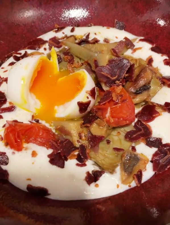 alcachofa_es's tweet photo. #CocinemosJuntosAlcachofas
👩🍳 Receta de la semana: alcachofas con verduritas sobre espuma de patata y crujiente de jamón https://t.co/Y6CUv9yr2g
Un plato que nos propone Iván Mariñas (https://t.co/0CW7XRujhF), finalista de #MasterChef8 #recetasdecocina #alcachofas https://t.co/FG0Fl93BYJ