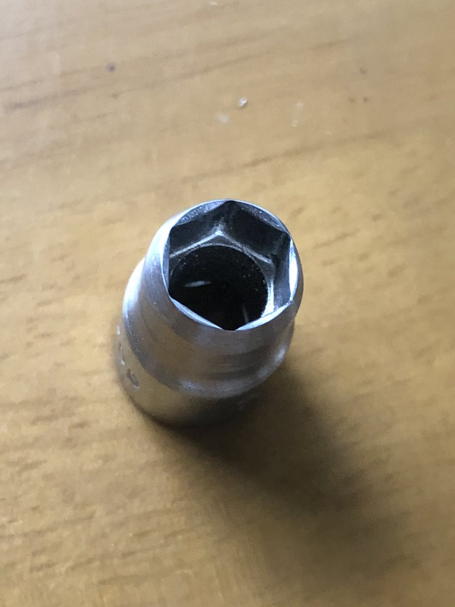 kiichibase's tweet photo. 盗難防止なのかわからないけど社外レバー（これはU-KANAYA）のレバー部にソケットが入らない箇所があるのでソケットを削って専用ソケット作りました！これで分解してグリスアップできる！交換用レバーとか買わなくても外せる工具つけて欲しい、、
#バイク　#レバー　#ソケット #内商会 https://t.co/GDYj4kBljs