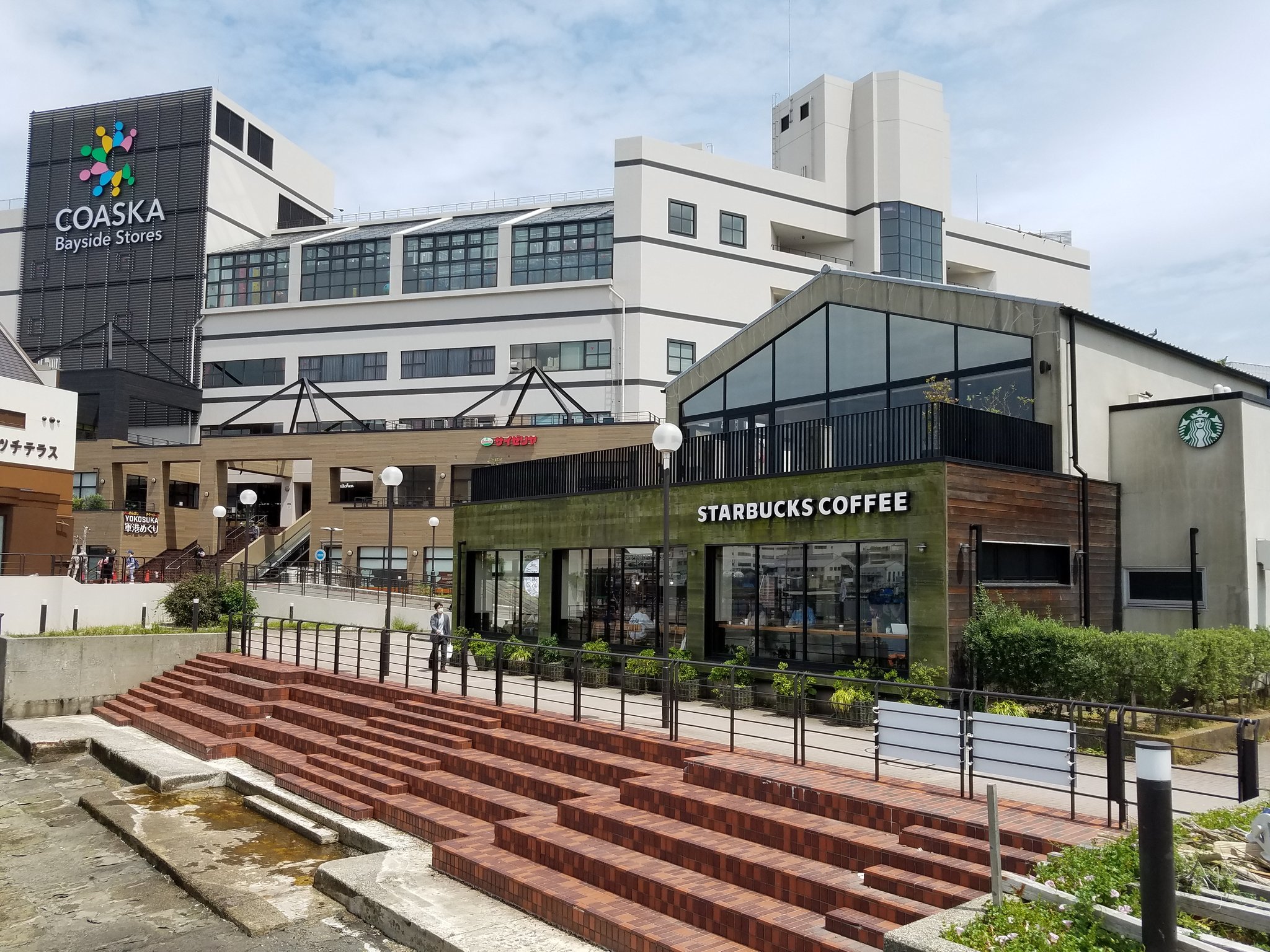 ココ 横須賀 ヴェルニー公園を抜け スタバでランチ ほうれん草とベーコンのキッシュ 美味しかった ˊᵕˋ 席からは 横須賀ならでは 艦船が見える 今週もよろしくお願いします スターバックス ランチ 横須賀 異国情緒 T Co 5mdieukzra