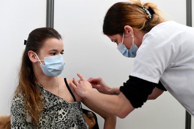 BFMTV's tweet photo. 🔴 EN DIRECT - Covid-19: la vaccination désormais ouverte à certains professionnels prioritaires
https://t.co/JAyzm5Og6g https://t.co/wSZwED32Fm