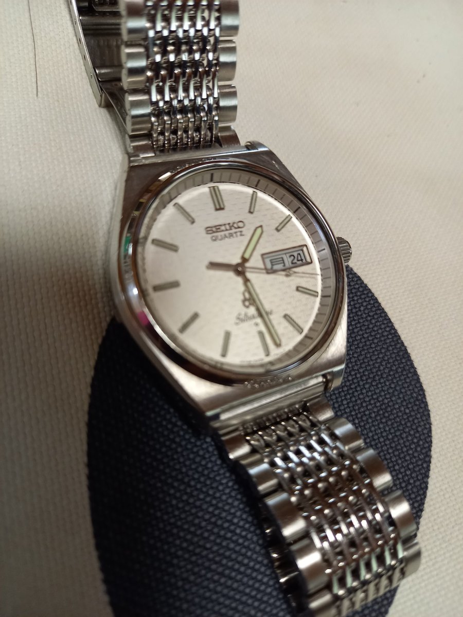 kamaitati_0520's tweet photo. 電池を入れて貰ったけど動かなくて
やっぱりダメか…と思っていたら時計屋のおやじが油差したら動いたよ〜!
と言う事で40年前の機械が再び時を刻み始めました🕐
#SEIKOSilverwave
#antiquewatch
#SEIKO https://t.co/HwxgwHVkYV
