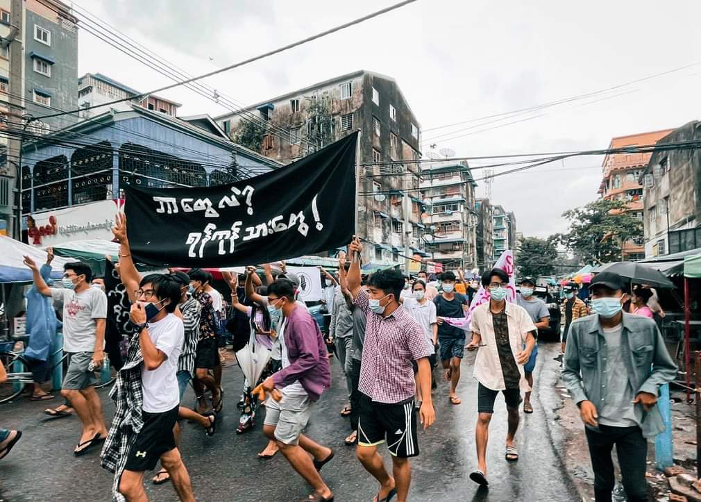 MinHanHtetBurma's tweet photo. ရန်ကုန်ပီသနေဆဲ ရန်ကုန်...။

ဖိနှိပ်မှုတွေကြားထဲမှာ တော်လှန်နေဆဲ အရ���းေတာ်ပုံတပ်သား ကျောင်းသား၊ လူငယ်၊ အလုပ်သမား၊ ပြည်သူများကို ဦးညွတ်ပါတယ်။ လမ်းမပေါ်က ဟစ်ကြွေးသံတွေဟာ အာဏာရှင်အတွက် အိပ်မက်ဆိုးပဲ...။ https://t.co/kAiPzB5XOx