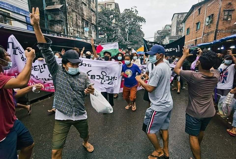 MinHanHtetBurma's tweet photo. ရန်ကုန်ပီသနေဆဲ ရန်ကုန်...။

ဖိနှိပ်မှုတွေကြားထဲမှာ တော်လှန်နေဆဲ အရ���းေတာ်ပုံတပ်သား ကျောင်းသား၊ လူငယ်၊ အလုပ်သမား၊ ပြည်သူများကို ဦးညွတ်ပါတယ်။ လမ်းမပေါ်က ဟစ်ကြွေးသံတွေဟာ အာဏာရှင်အတွက် အိပ်မက်ဆိုးပဲ...။ https://t.co/kAiPzB5XOx