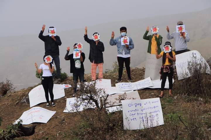jaysdiary_97's tweet photo. Teetain Taung Zalab strike was held on Kennedy Mountain top by pro-democracy youths. #WhatsHappeningInMyanmar  #May24Coup https://t.co/wkqHcDC6oU