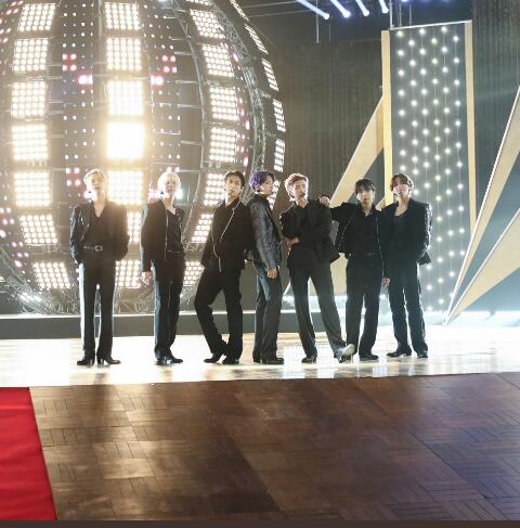 RatherBDeadTCL's tweet photo. @nammollasi @BTS_twt Voto por ellos @BTS_twt #BillboardTNT https://t.co/KvyP6I7jQs