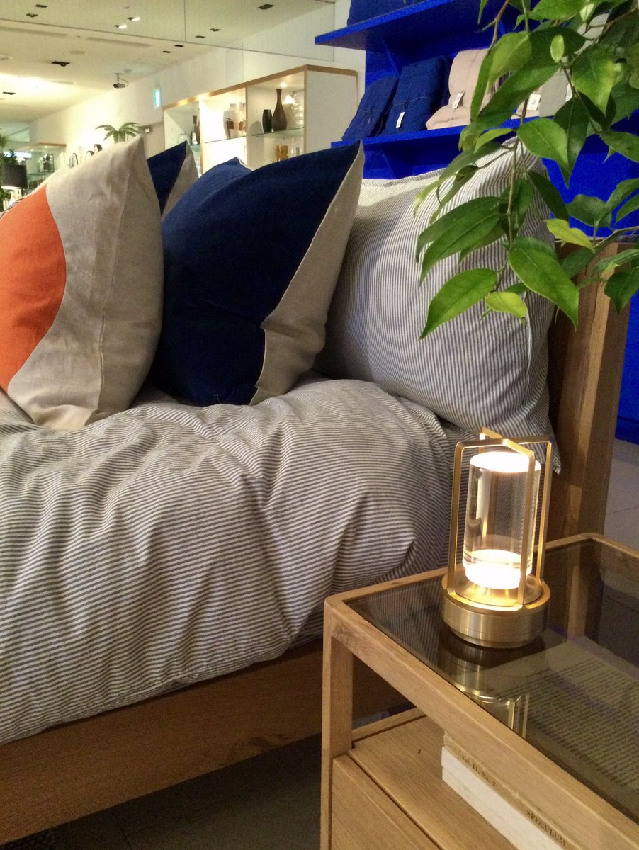 TheConranShopJP's tweet photo. 【丸の内店】
TURN PLUSが入荷しております。
光色はオレンジ色の暖色から温かみのある電球色へと4段階に変化します。高いレベルの防水構造によって屋外やバスルームでも使用ができ、 6時間の充電で最長 500 時間の点灯が可能です。
Brass,Stainless ¥49,500
Aluminum black ¥39,600
#conran
#turnplus https://t.co/yAksKeg8cN