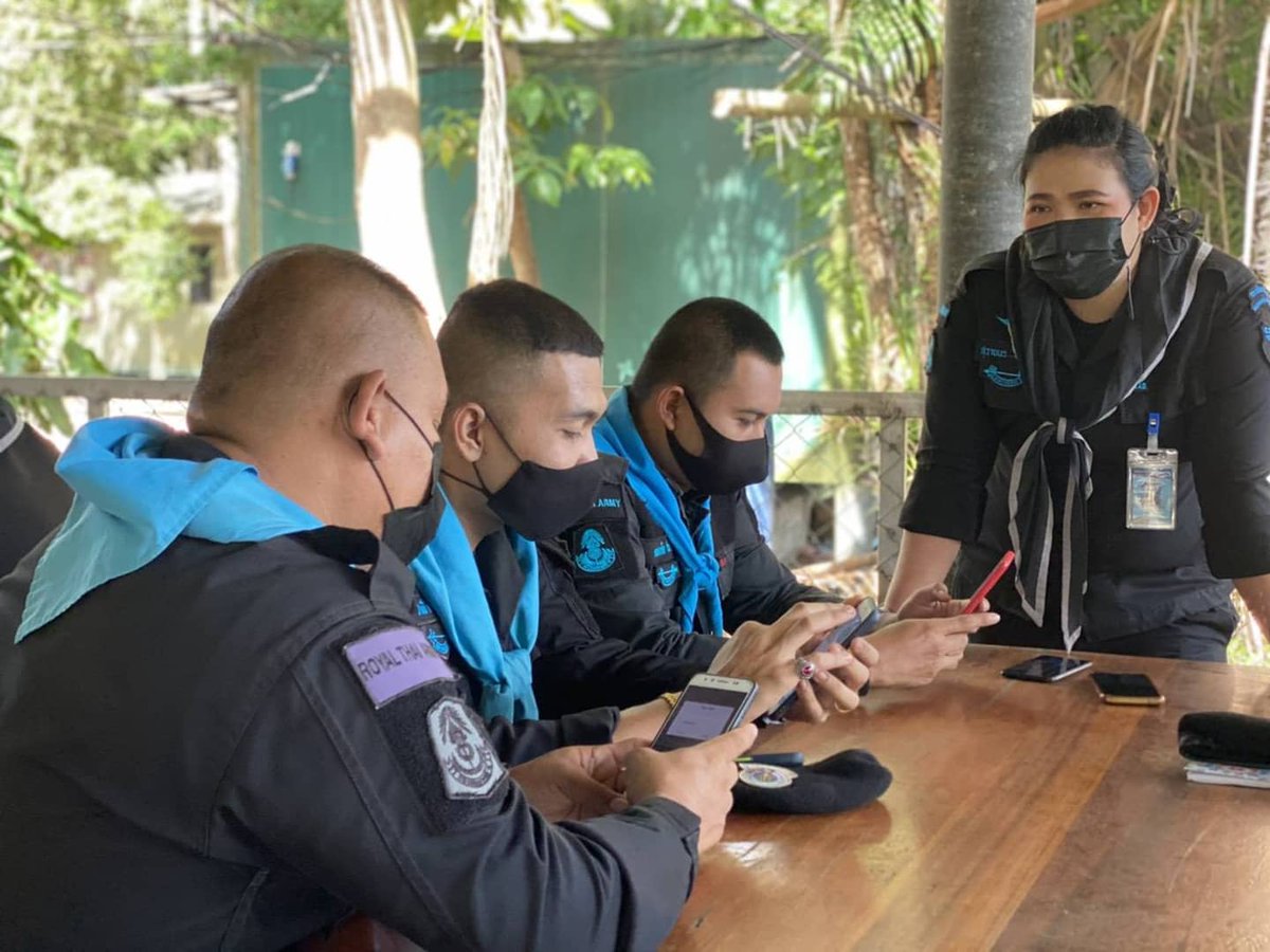 Army4PR's tweet photo. วันที่ 24 พ.ค.64 หน่วยเฉพาะกิจกรมทหารพรานที่ 42 จัดอบรมให้ความรู้การใช้สื่อโซเซียลอย่างสร้างสรรค์ ถูกวิธี และมีสติ เพื่อให้กำลังพลมีความรู้ในการใช้สื่อโซเซียล ณ กองบังคับการหน่วยเฉพาะกิจกรมทหารพรานที่ 42 หมู่ที่ 3 บ���านพิกุล ตำบลควน อำเภอปะนาเระ จังหวัดปัตตานี
#กองทัพภาคที่4 https://t.co/ETZJpvK86f