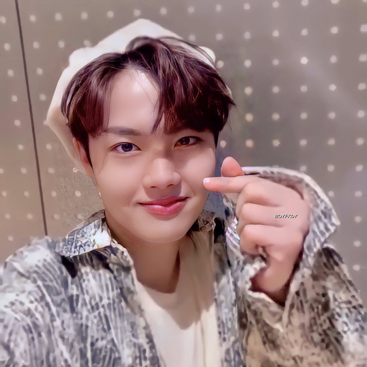 BOYFKDY's tweet photo. #DOYOUNG in beret is the best thing 🤍 https://t.co/NsuofhDjmL