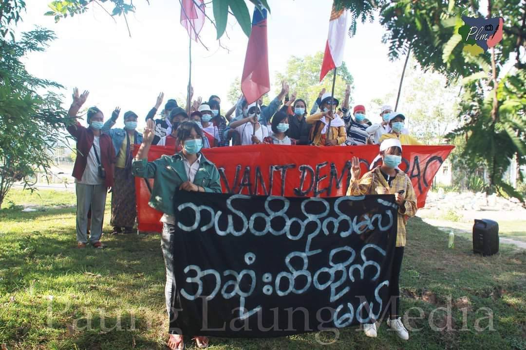 jaysdiary_97's tweet photo. 'We will fight till the end. This is our end game.' Loikaw people marched with this banner despite of the intensified battles. 

#HelpKayah  #WhatsHappeningInMyanmar  #May24Coup https://t.co/7H9ONT4LNT