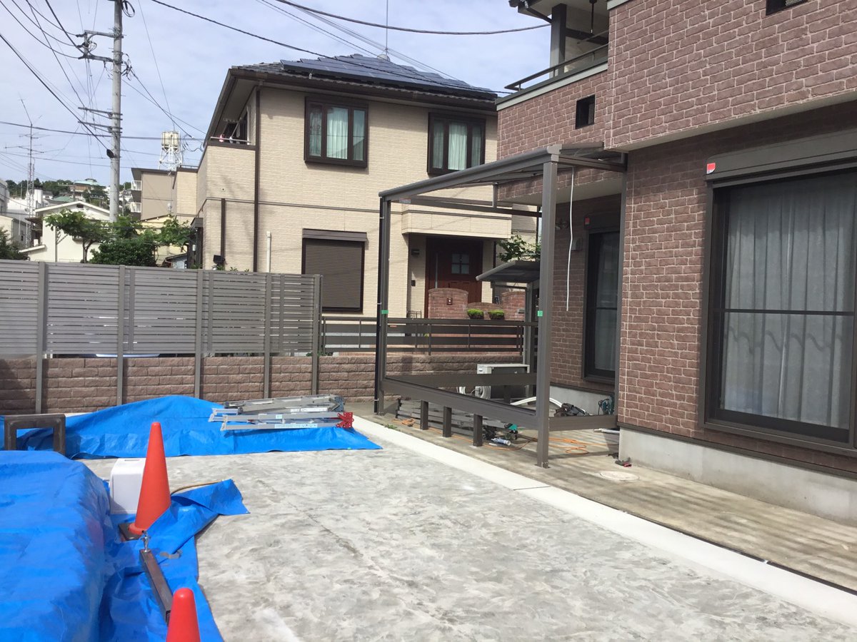 furulpg012's tweet photo. 本日の外構工事
引き続きサンルームの工事です。
屋根も取り付きおおよその外観が分かるようになりました。
ウッドデッキの工事も今日から始まります。
#株式会社古川
#アクアクララ湘南
#湘南電力 https://t.co/6GNFR0226G