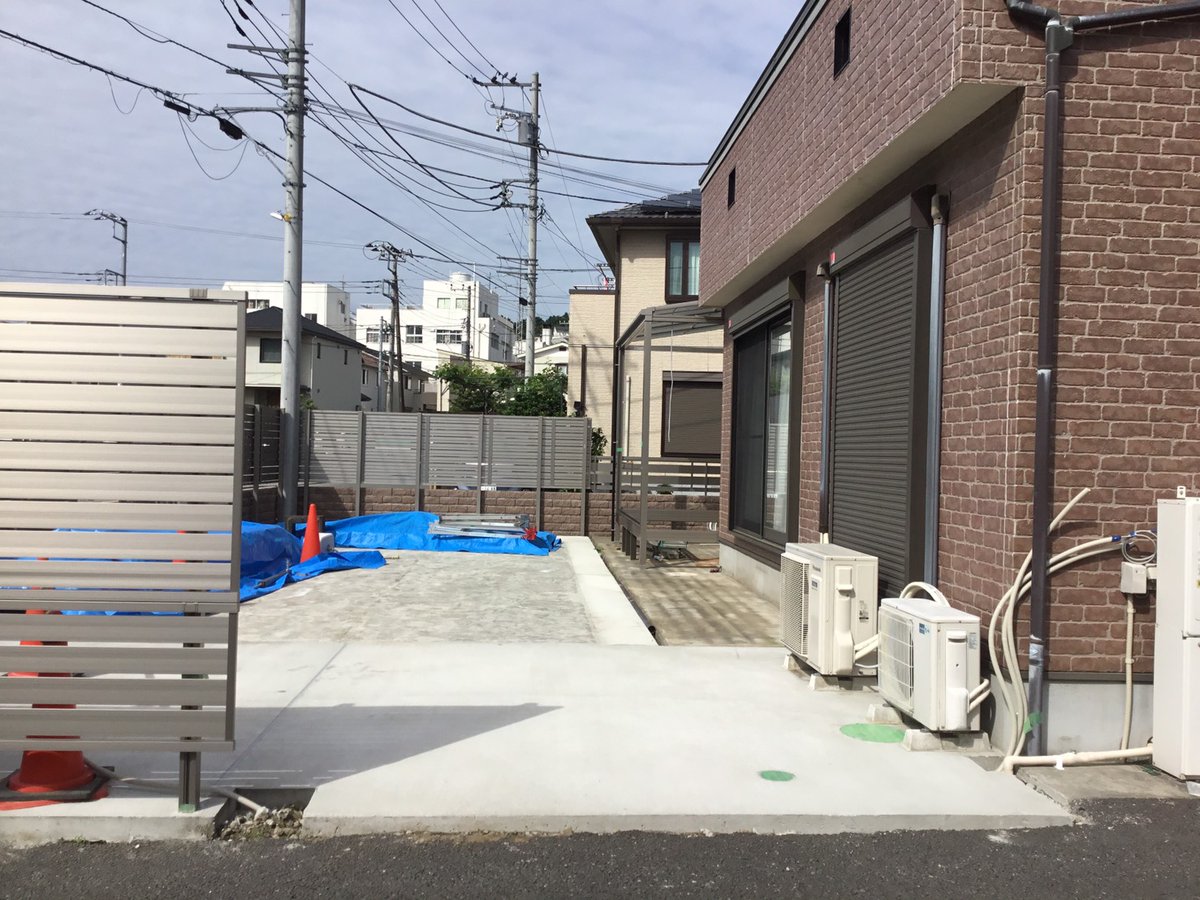 furulpg012's tweet photo. 本日の外構工事
引き続きサンルームの工事です。
屋根も取り付きおおよその外観が分かるようになりました。
ウッドデッキの工事も今日から始まります。
#株式会社古川
#アクアクララ湘南
#湘南電力 https://t.co/6GNFR0226G