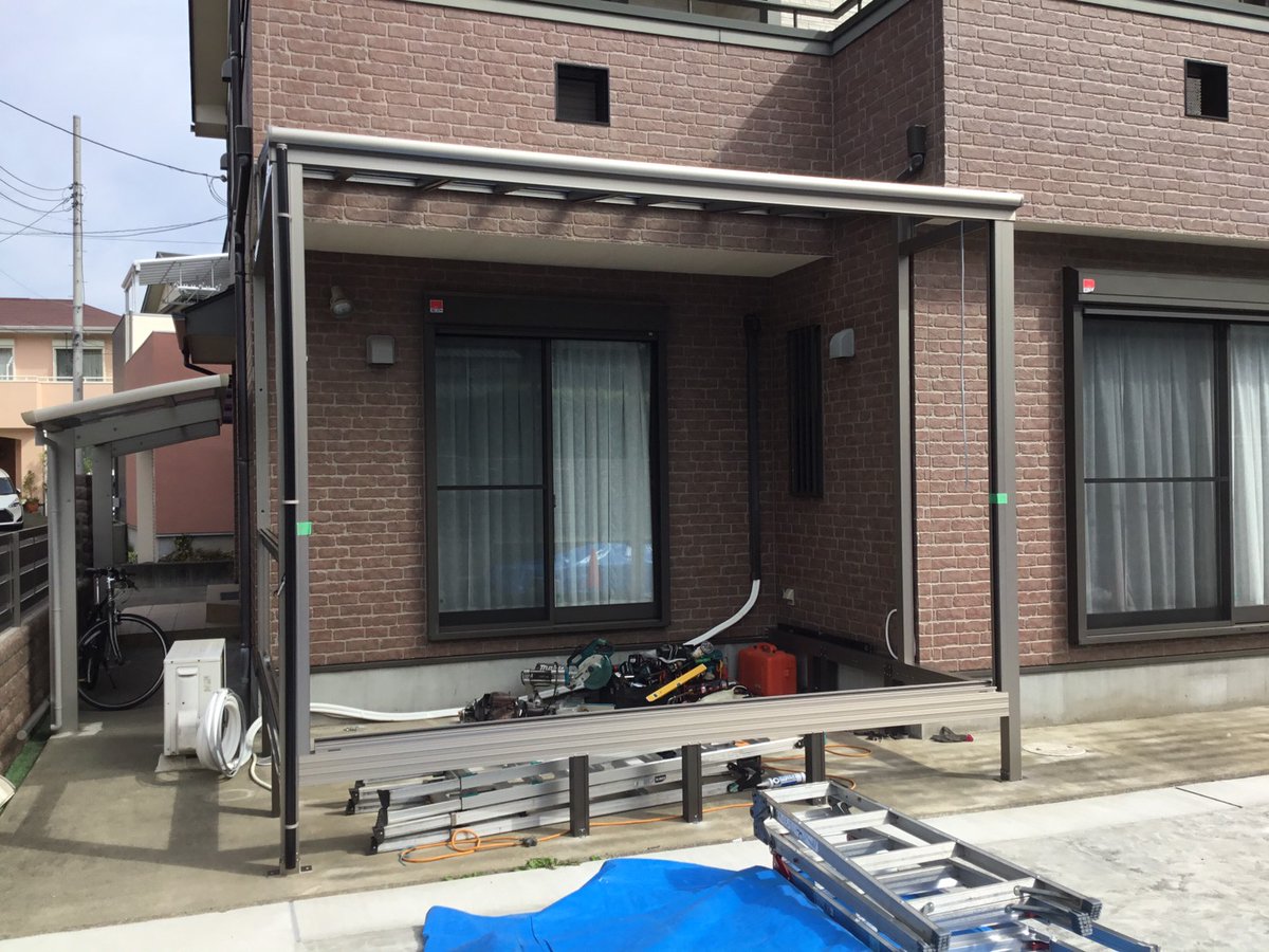 furulpg012's tweet photo. 本日の外構工事
引き続きサンルームの工事です。
屋根も取り付きおおよその外観が分かるようになりました。
ウッドデッキの工事も今日から始まります。
#株式会社古川
#アクアクララ湘南
#湘南電力 https://t.co/6GNFR0226G