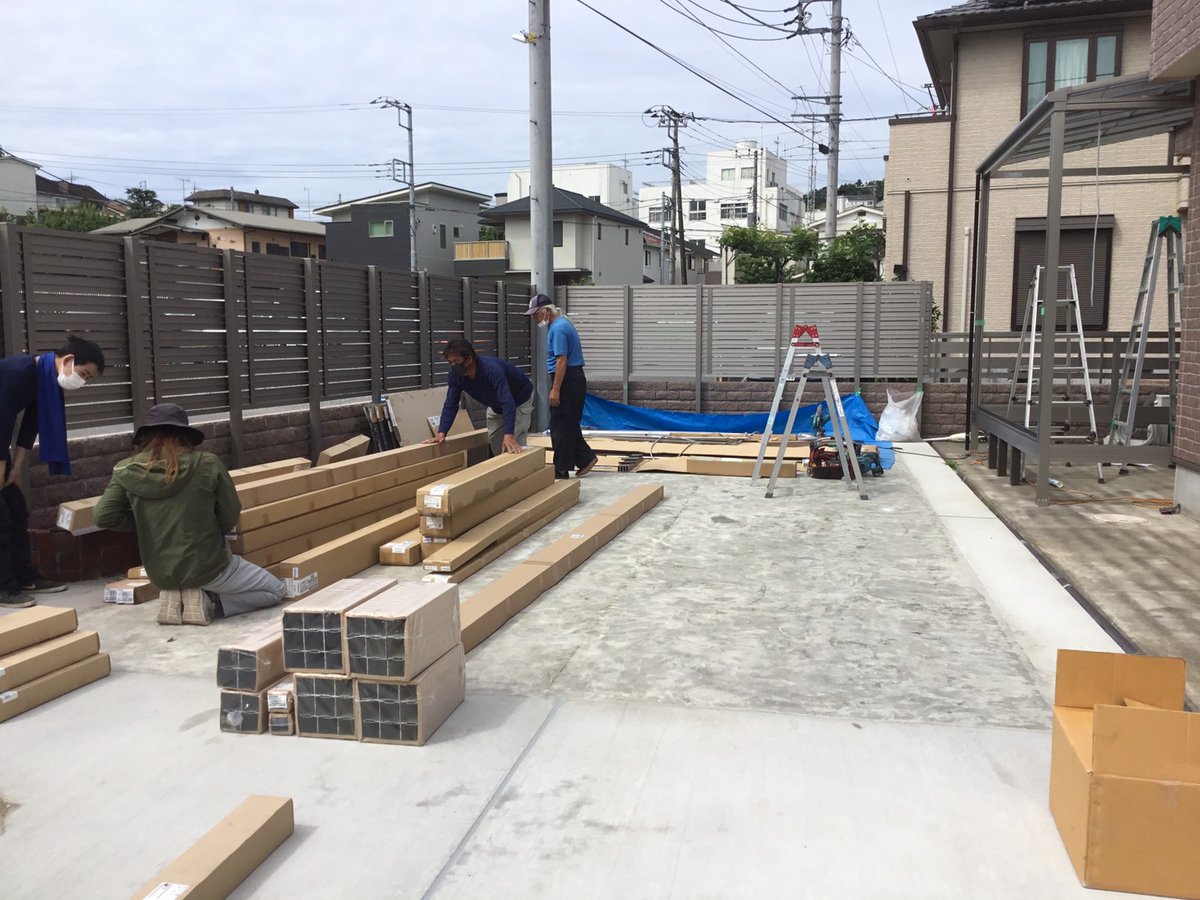 furulpg012's tweet photo. 本日の外構工事
引き続きサンルームの工事です。
屋根も取り付きおおよその外観が分かるようになりました。
ウッドデッキの工事も今日から始まります。
#株式会社古川
#アクアクララ湘南
#湘南電力 https://t.co/6GNFR0226G