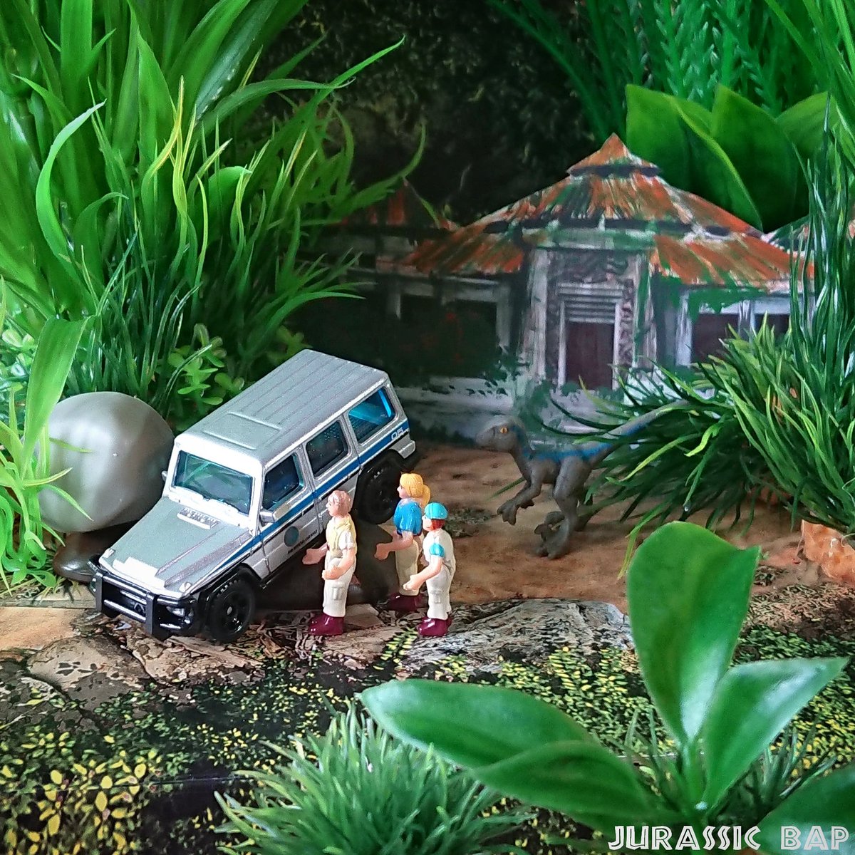JurassicBap's tweet photo. Escaping Blue! @jurassicworld @Mattel #JurassicWorld #TheParkIsOpen #CampCretaceous #CampIsOpen #JurassicPark #IslaNublar #Mattel #MattelJurassicWorld #MatchboxCars #MatchboxJurassicWorld #MercedesBenz #G550 #Gclass #Gwagon #JurassicWorldGclass #Dinosaur #Velociraptor https://t.co/8xTJweQOnH