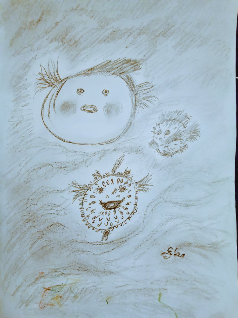 SyllaCarmen's tweet photo. Moin moin Ihr Lieben 🌊💙❣️
@MyMicrostories  #MyMicroMerMay  #kleineKunstklasse 

Kennt Ihr das auch, daß ein Skizzenblatt Euch sagt:
Nun mach das zuende!  Ich hab's gemacht .
KUGELFISCHE
Ich kann davon nicht genug haben 😀

#Artistsontwitter #artistsontwitter #graphitdrawing 
!B https://t.co/r6FR9zKNq7