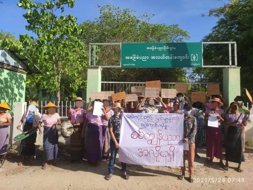 jaysdiary_97's tweet photo. Residents from Shwe Kyaung Kan village, Sagaing marched against military slavery education in front of a middle school. 
#HelpKayah  #WhatsHappeningInMyanmar  #May24Coup https://t.co/ezbEdJGtHU