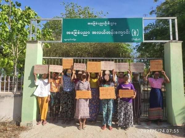 jaysdiary_97's tweet photo. Residents from Shwe Kyaung Kan village, Sagaing marched against military slavery education in front of a middle school. 
#HelpKayah  #WhatsHappeningInMyanmar  #May24Coup https://t.co/ezbEdJGtHU
