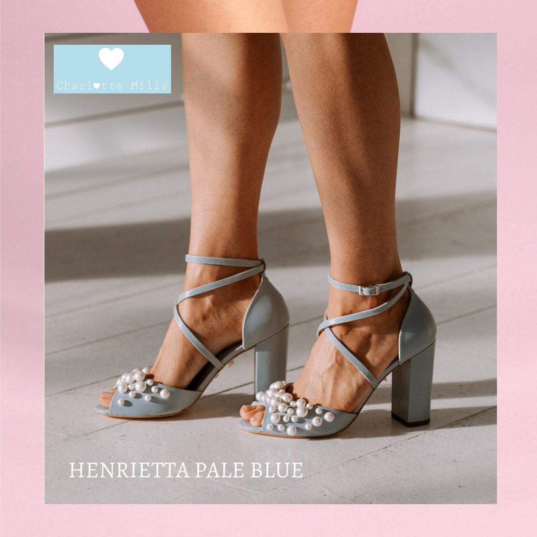 👰🏻 #ZapatosDeNovia Henrietta Pale Blue de #CharlotteMills ⛪

Hoy comenzamos de azul cielo con estas espectaculares #sandalias con tacón block de 9 cm, correas cruzadas y preciosas perlas color marfil en el empeine.

loszapatosdetuboda.com/zapatos-de-nov…

#LosZapatosdetuBoda #LZDTB #Novias2021