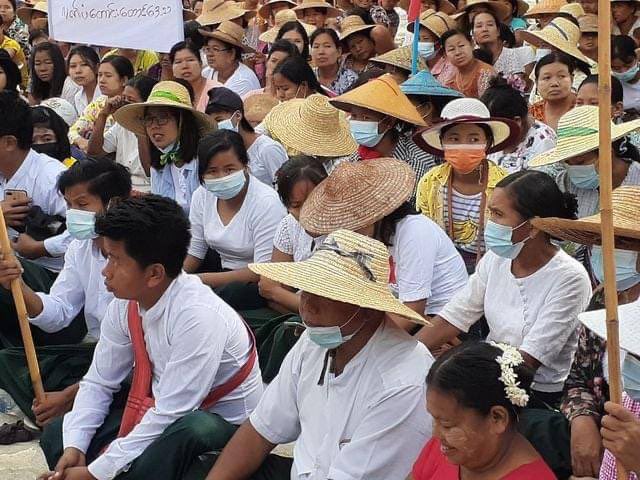 jaysdiary_97's tweet photo. Sea of people seen opposing against military rule and slavery education in Lat Padaung Taung, Alae Taw village. 
#HelpKayah  #WhatsHappeningInMyanmar  #May24Coup https://t.co/aXk2DbsgxM