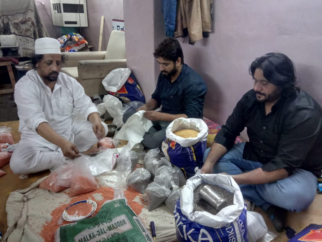 KunwarShehzadIN's tweet image. माशाअल्लाह, आप सभी की दुआओं के साथ हमने मटिया महल विधानसभा क्षेत्र में आस-पास के ज़रुरतमंद लोगों तक राशन किट पहुँचाने का काम शुरु कर दिया है।

#MadadKaHaath 
#Help4All