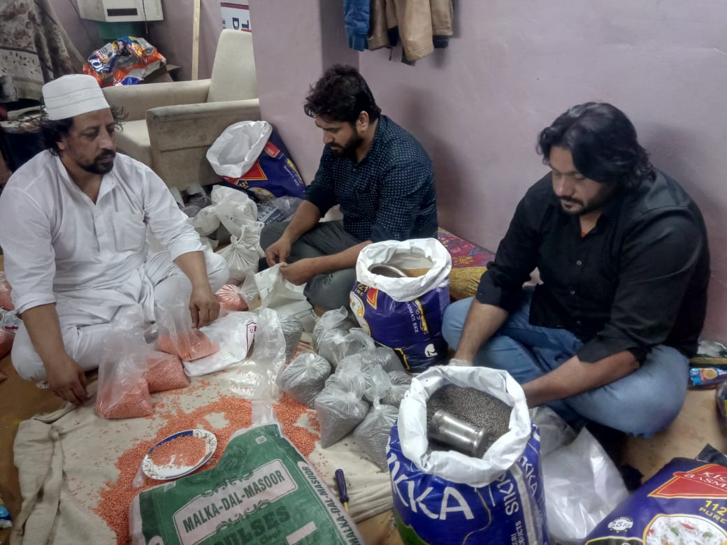 KunwarShehzadIN's tweet image. माशाअल्लाह, आप सभी की दुआओं के साथ हमने मटिया महल विधानसभा क्षेत्र में आस-पास के ज़रुरतमंद लोगों तक राशन किट पहुँचाने का काम शुरु कर दिया है।

#MadadKaHaath 
#Help4All