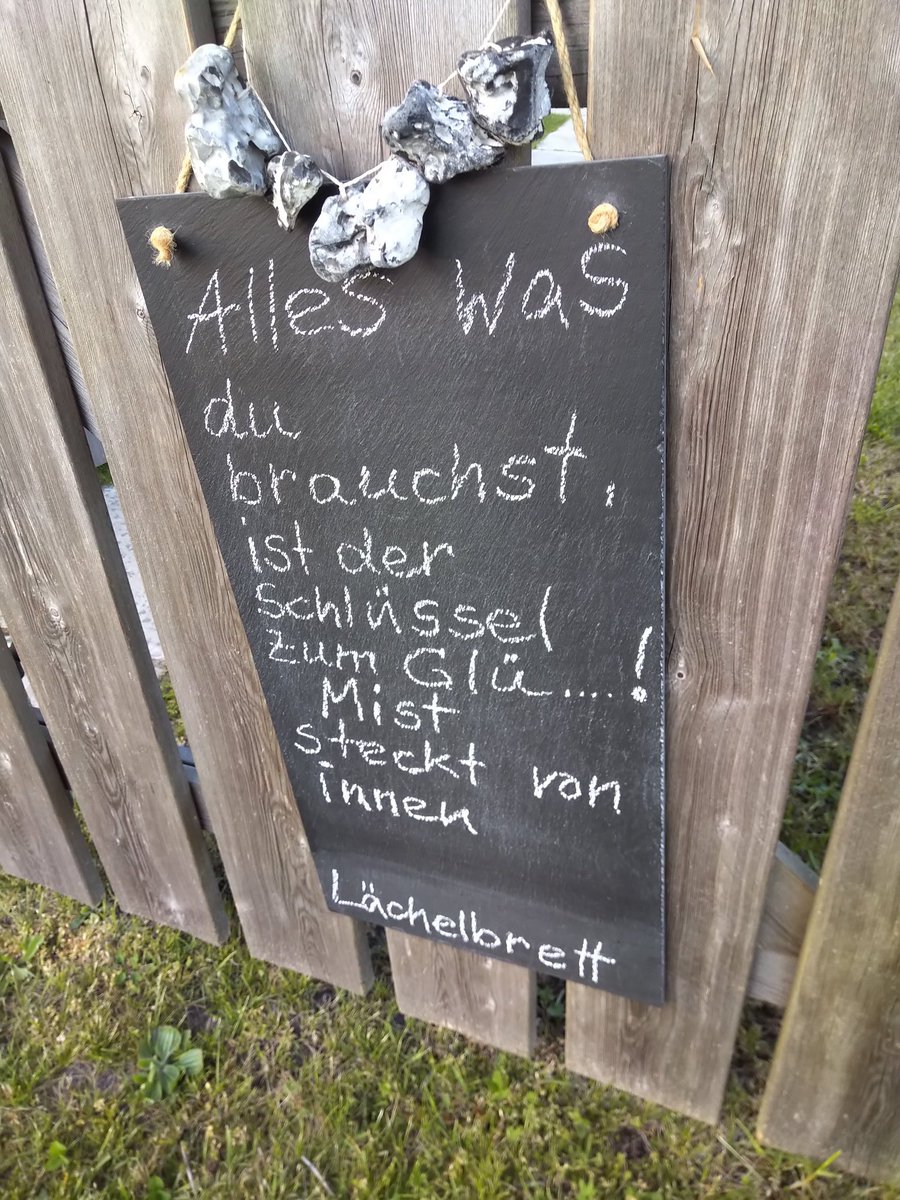 SylviaHabrich's tweet photo. #ups #laechelbrett #lächelbrett #hiddenseelebt #haus15 #heimat #hiddensee #meineInsel https://t.co/wLOBrtLkO3