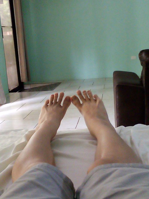 2 pic. Rt ??
#feetworshi?p #malefeet #footfet?sh selling content ?

@picoleto_gay @feetfanclub @Maturefootlover