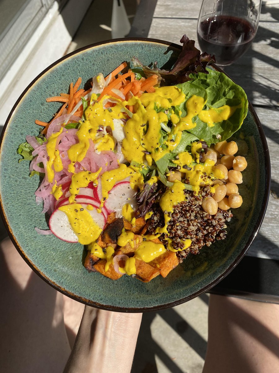 vegancook101's tweet photo. Buddha bowl with chickpeas, roasted sweet potatoes, quinoa, pickled red onions, more veggies and ginger turmeric tahini sauce. My fav lunch lately 😋 https://t.co/zKvZ2qTej6 https://t.co/jY3src5c3U