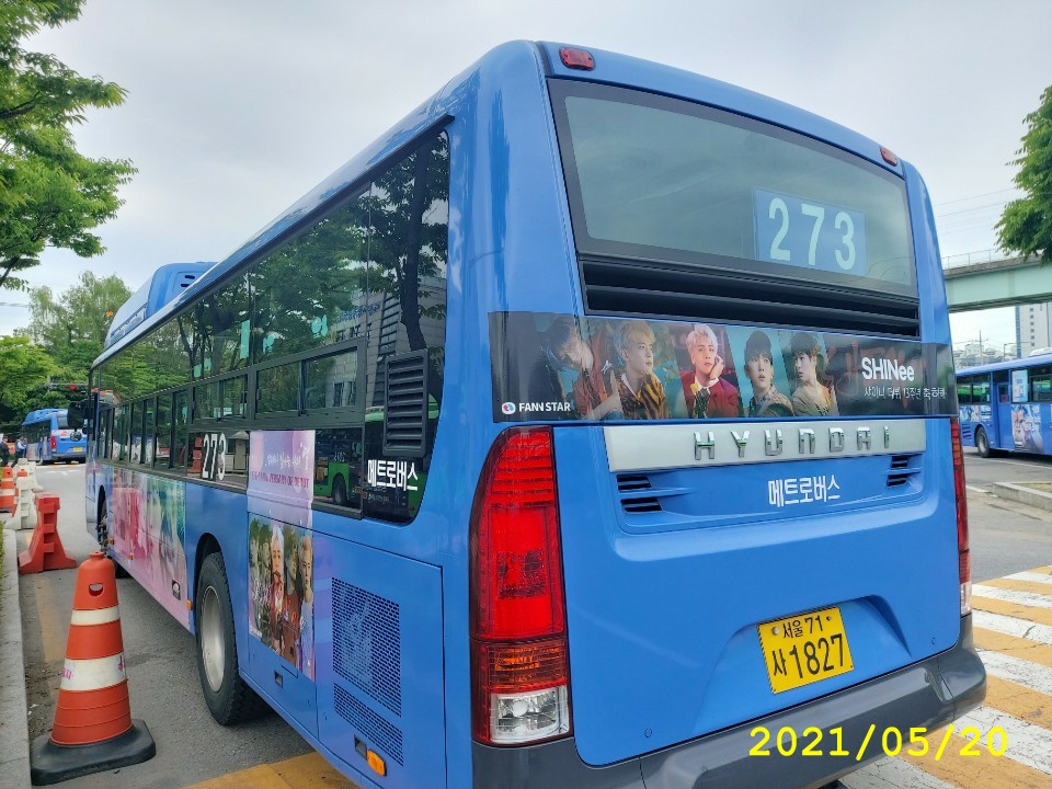 thefactnews's tweet photo. 🚌샤이니 데뷔 13주년 축하 버스🚌

#Happy13thSHINeeDay

5월 24일부터 한 달간 서울 시내버스 273번에서 샤이니 데뷔 13주년 축하 버스를 만날 수 있습니다🤗💕

버스 번호는 71사1827번입니다💫

🚍주요 노선: 신촌 - 홍대 - 종로 - 대학로 - 고대, 경희대

#샤이니 #SHINee #팬앤스타 #FANNSTAR https://t.co/DxDp4nN1Mz