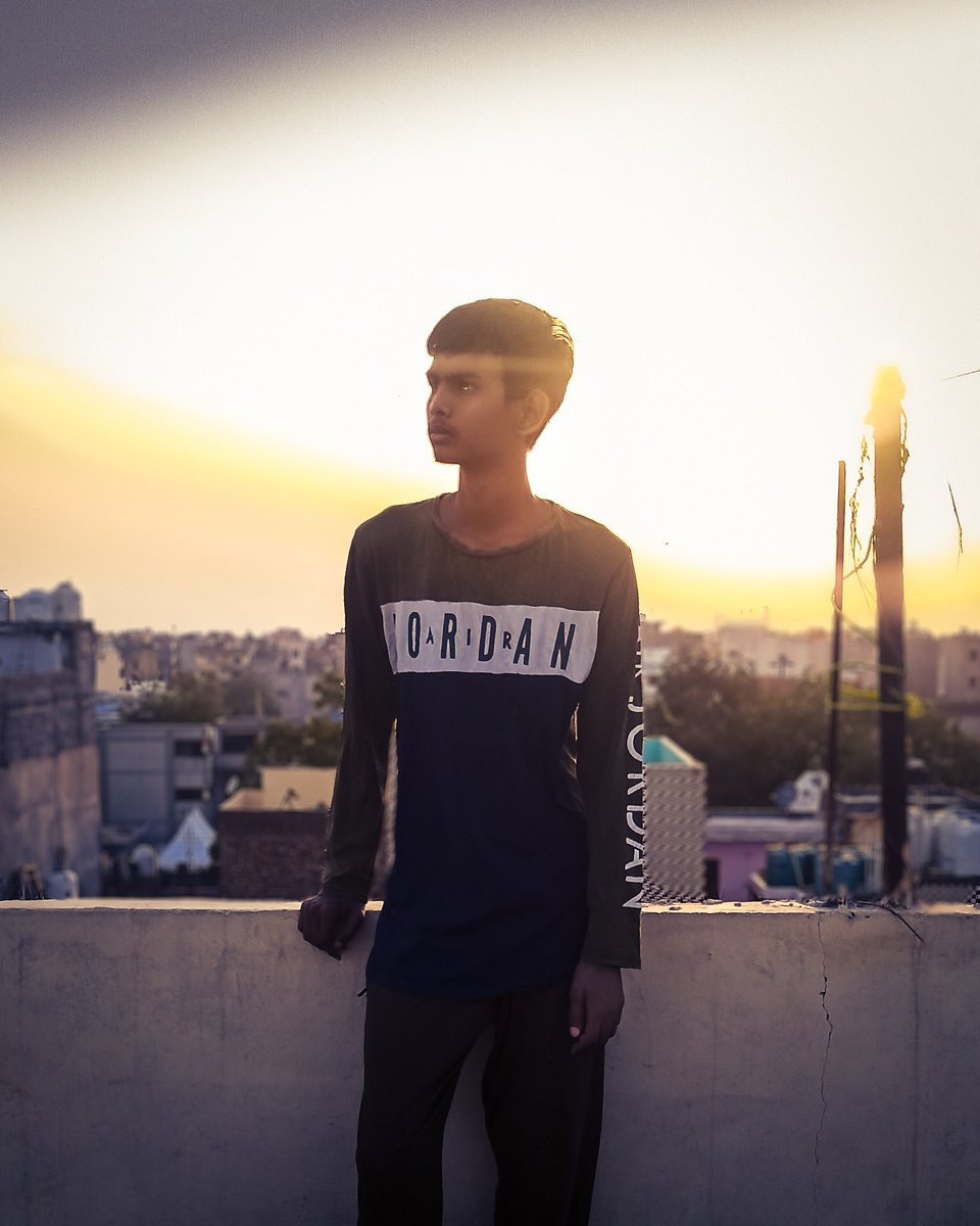 sachinkumarbind's tweet photo. When your world moves too fast and you lose yourself in the chaos, introduce yourself to each colour of the sunset.
. 
. 
. 
https://t.co/8A5nGeaVa2 https://t.co/TfllCzmscX