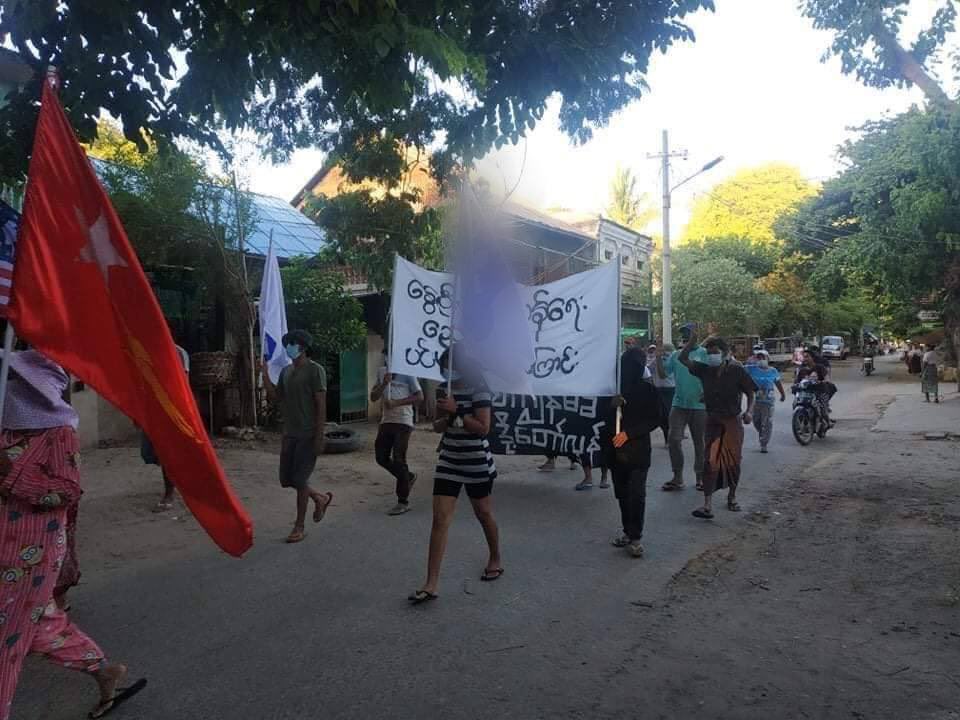 auau218's tweet photo. NyaungOo strike marching to the streets against military dictatorship. #WhatsHappeningInMyanmar  #May24Coup  #OpposeSlaveryEducation #HelpKayah  https://t.co/lKOUIEqRBp