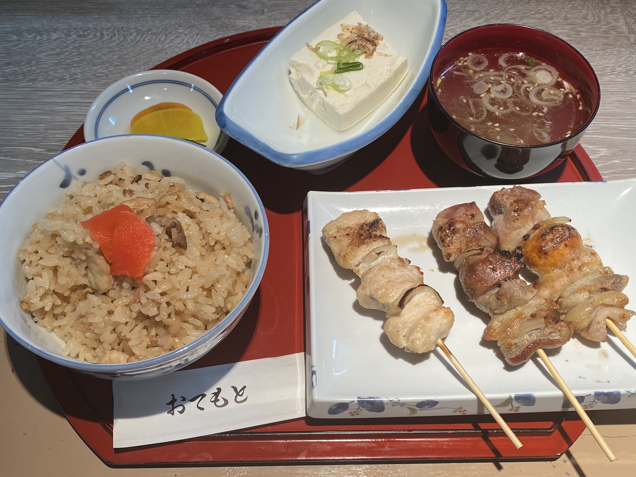 はくほー スーツ日本一周秋田県編 美唄焼とり たつみ とり飯定食 750 14 30ランチ 精肉 112 美唄市の焼き鳥はカワ モモ等部位毎の串ではなく 1串にレバー砂肝皮とミックス 塩胡椒に室蘭と同じ玉葱 明治の開拓期 貴重なタンパク源としての鶏肉を