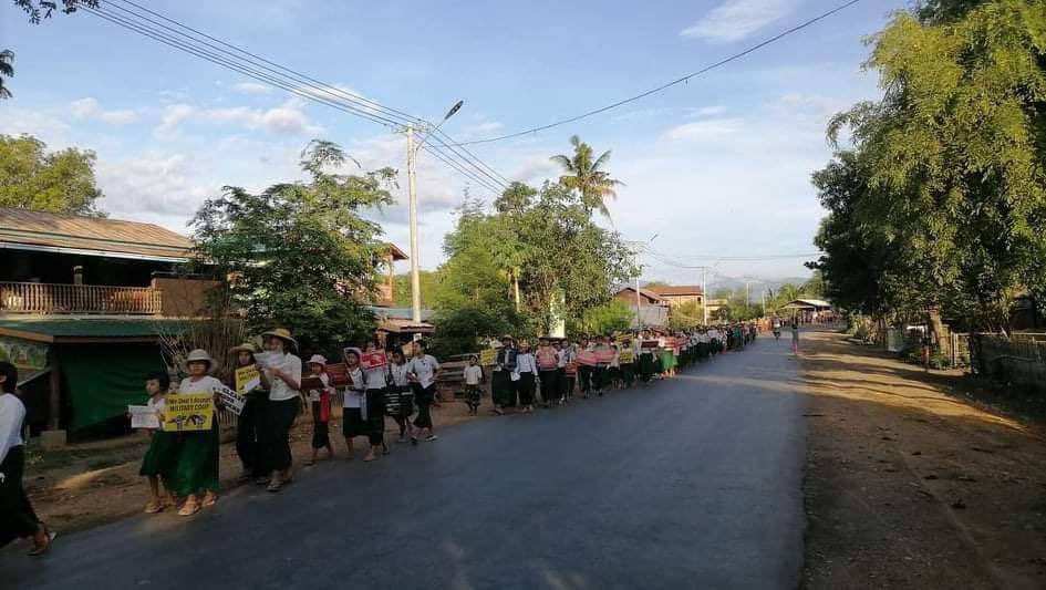 Nhankar residents staged an assembly to march through the city against military dictatorship. #WhatsHappeningInMyanmar  #HelpKayah  #May24Coup