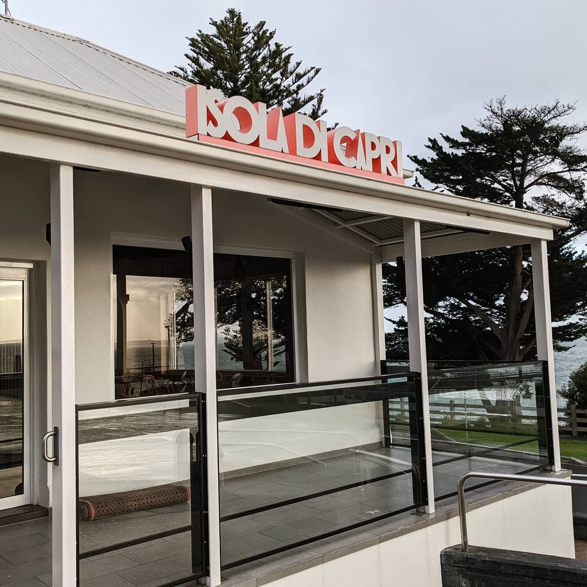 lfsigns's tweet photo. This sign is located in a costal environment that cops constant oceanic weather, it's 3yrs old now &amp; still looks great. Theres definitely no compromise on quality for signs like this! https://t.co/P1fmQpb2DD