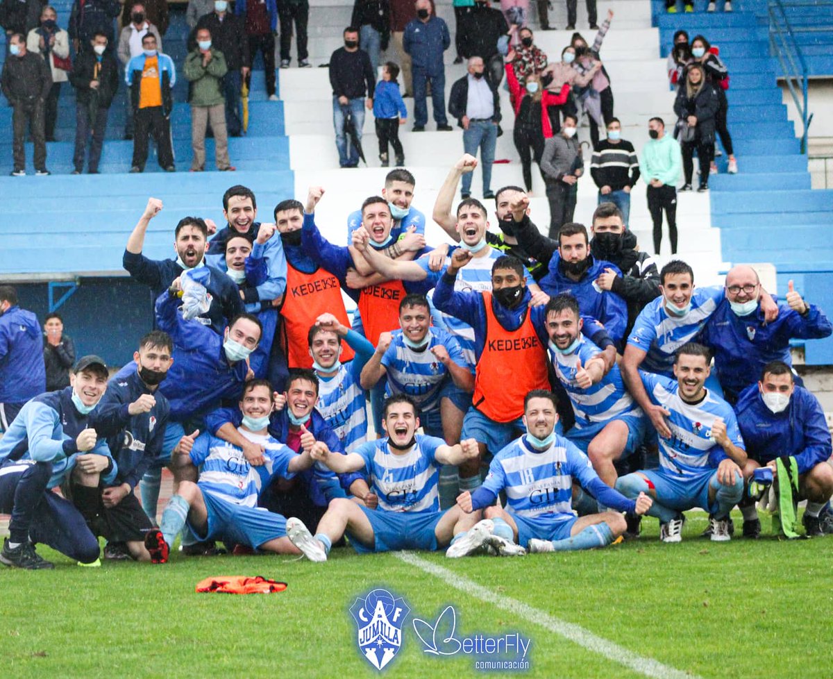 JumillaACF's tweet photo. 🔝⚽ El partido era una final. ¡Y salimos campeones!

✨ La grada rugiendo los 90 minutos, los nuestros peleando cada balón y el marcador con el 2-1 final que nos alza a la primera posición de la tabla.

🙌 Ahora toca seguir trabajando. Tenemos tres finales. ¡Vamos Jumilla! https://t.co/gLsJoYBZzR