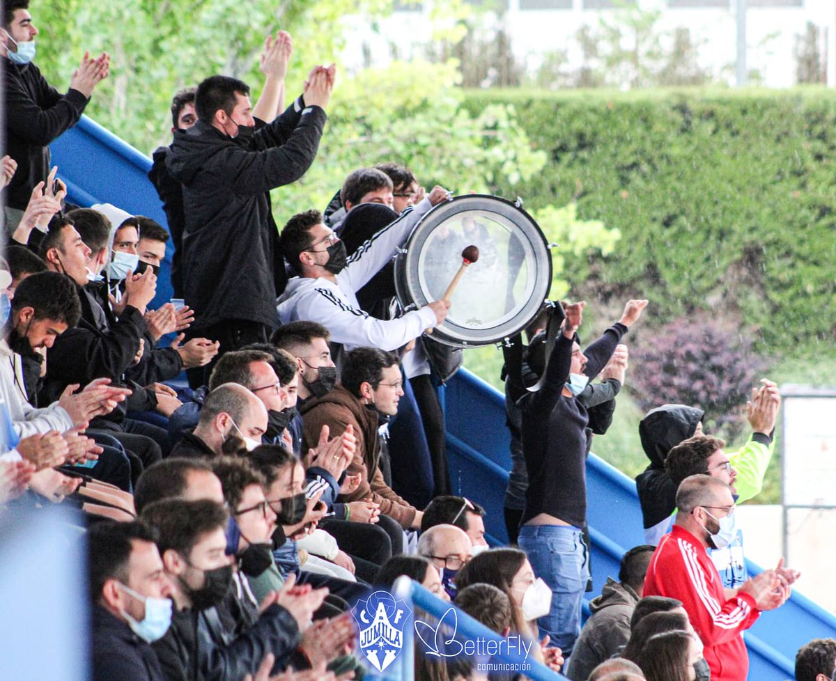 JumillaACF's tweet photo. 🔝⚽ El partido era una final. ¡Y salimos campeones!

✨ La grada rugiendo los 90 minutos, los nuestros peleando cada balón y el marcador con el 2-1 final que nos alza a la primera posición de la tabla.

🙌 Ahora toca seguir trabajando. Tenemos tres finales. ¡Vamos Jumilla! https://t.co/gLsJoYBZzR