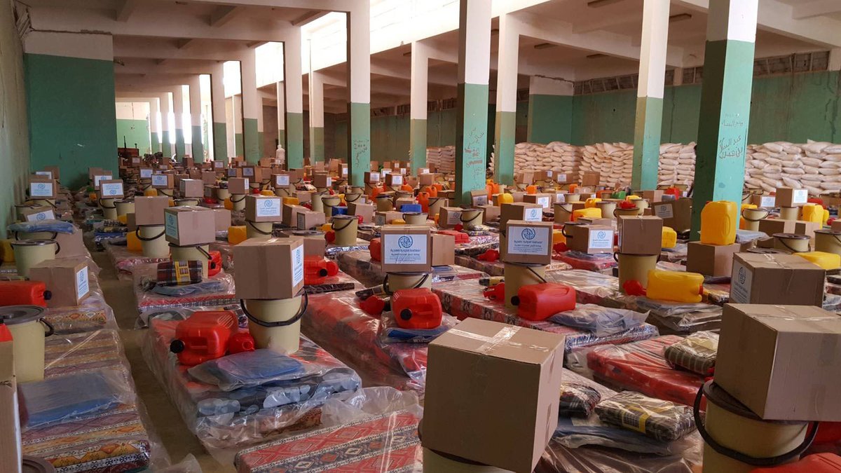 IOM_Libya's tweet photo. IOM, in coordination with @UNOCHA provided kitchen sets, mattresses, blankets, family hygiene kits, tarpaulins, solar lamps and jerry cans to 1,750 returnees in Abu Nujaym area, south-west of Sirt, contributing to the recovery effort of previously displaced families in #Libya. https://t.co/SkGHOR6Hlx