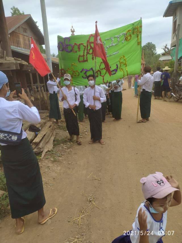 auau218's tweet photo. Students and villagers from Shan Kalone, Sagaing staged a strike to #OpposeSlaveryEducation. #HelpKayah  #WhatsHappeningInMyanmar  #May24Coup  https://t.co/XzUgX65q96