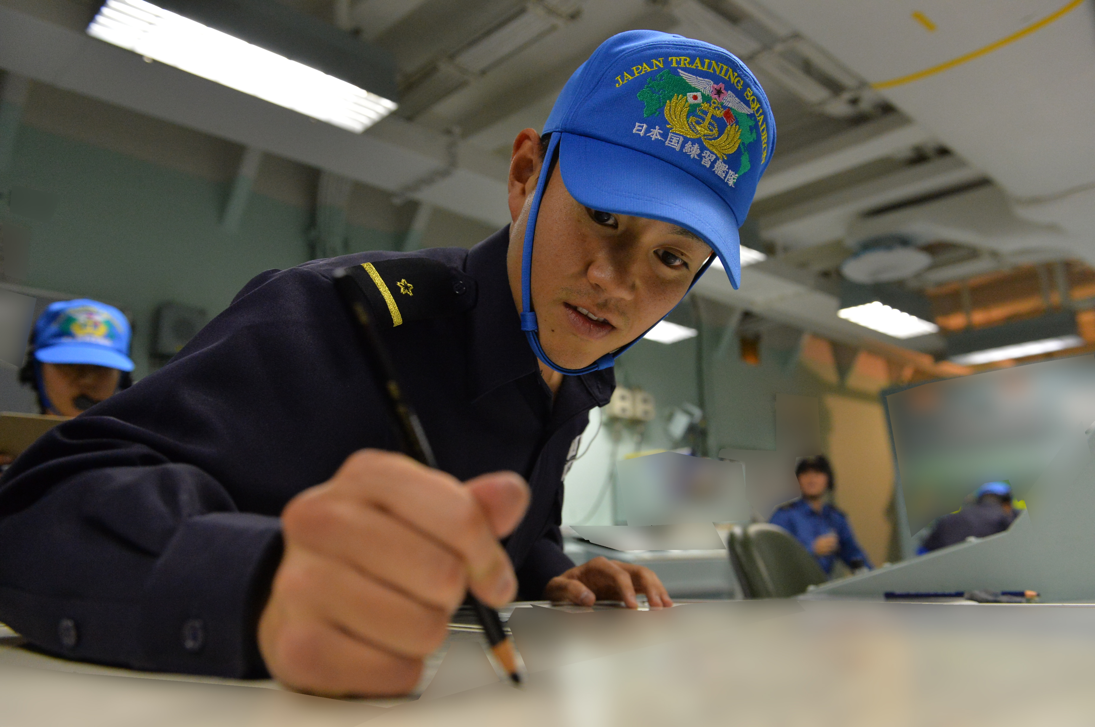 防衛省 海上自衛隊 近海練習航海に関するツイートで 帽子がかっこいい という声援を頂戴いたしましたので 本日は過去の実習幹部と帽子を紹介します 海上自衛隊 部隊帽 海 青 アオハル 青春 T Co X3e36ycht2 Twitter