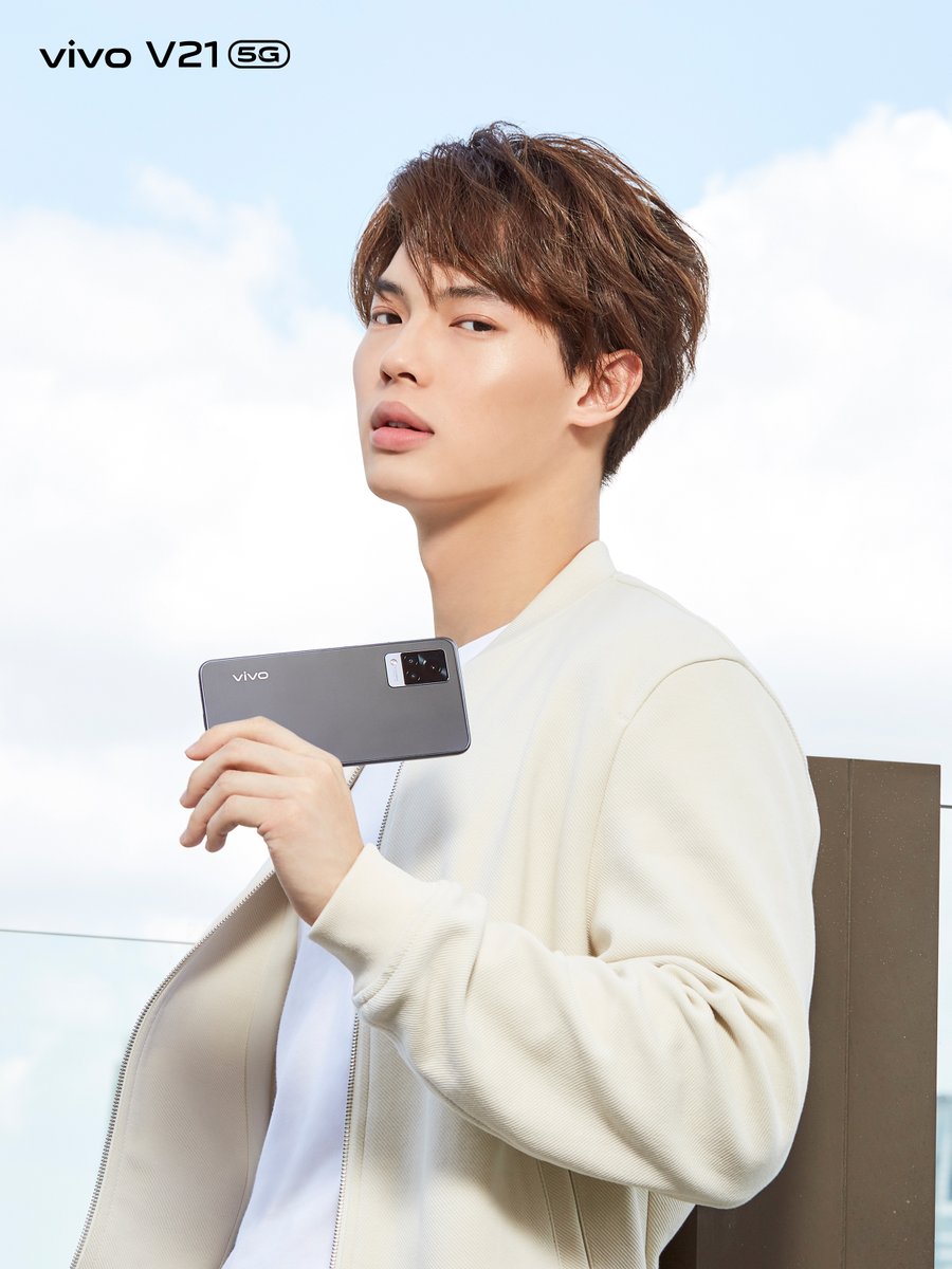 vivoThailand's tweet photo. พรีเซนเตอร์สุดหล่อ @winmetawin ในลุค smart casual จาก @ELLEThailand  มาพร้อมกับ Vivo V21 5G  สี Dusk blue ดูเท่ห์ มีเสน่ห์ สอดคล้องกับไลฟ์สไตล์ของหนุ่มชาวเมืองยุคใหม่ที่ไม่หยุดนิ่งและไม่จำเจ 🥰

#VivoV215GxELLEWithWin #VivoV215G #แค่ไหนก็ใกล้ https://t.co/4LMbeedQSJ