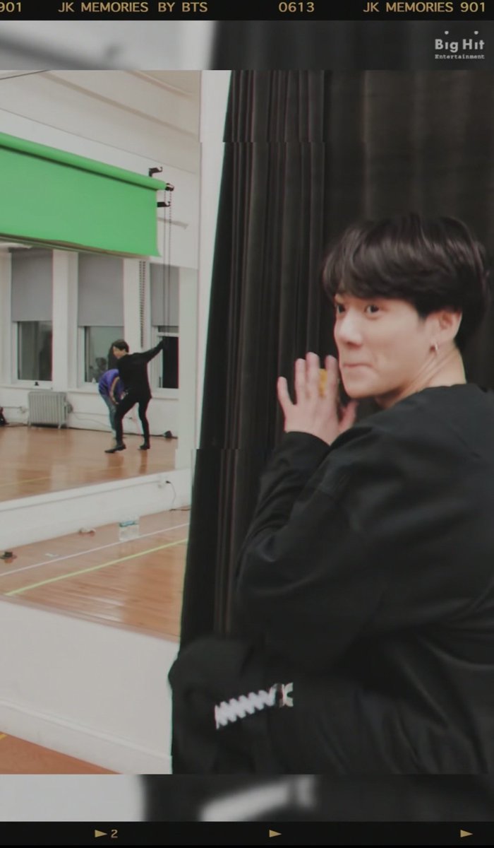 gajaaegiyagaja's tweet image. and if it's not for the mirror, we will never know that jungkook was playing catch with jimin ☹️