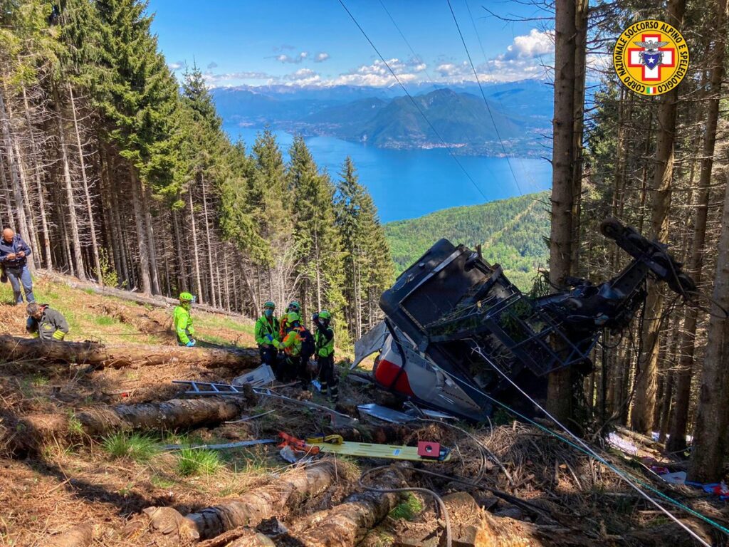 🚠🗣️ In #nonstopnews parliamo della tragedia della #funivia Stresa-Mottarone. In diretta l'inviato di <a href="/SkyItalia/">Sky</a> <a href="/paolofratter/">Paolo Fratter</a>

Seguite l'intervista al link 📲 play.rtl.it/live/1/radiovi…