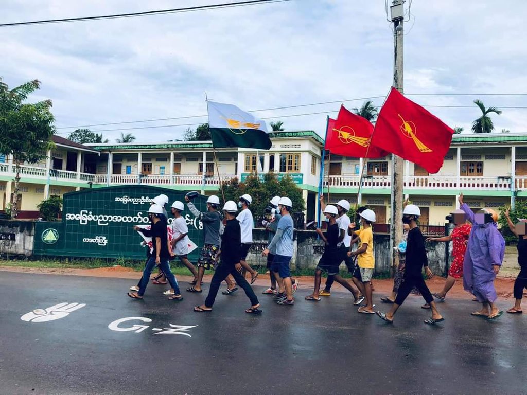 Launglon youths marched against dictatorship in Kadatgyi village. #HelpKayah  #WhatsHappeningInMyanmar  #May24Coup